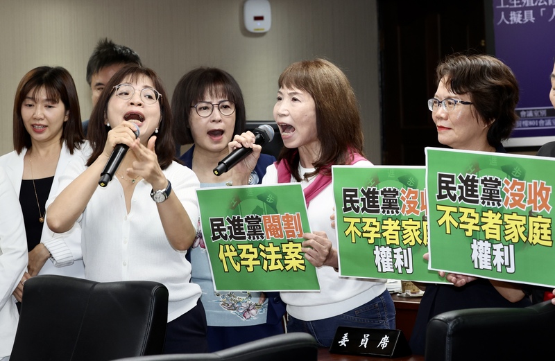 立法院社會福利及衛生環境、司法及法制委員會16日聯席審查人工生殖法修正草案，表決通過代理孕母脫鉤人工生殖法，引發民眾黨立委陳昭姿（右2）等舉牌抗議，民進黨立委林淑芬（左2）等也喊話反擊。
