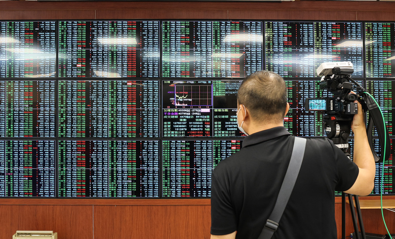 費半重挫逾4%，法人分析，台股短線仍處修正整理。示意圖。