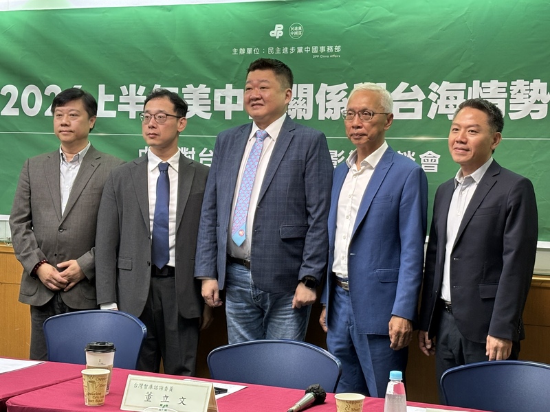 民進黨中國部16日舉行「上半年美中台關係與台海情勢回顧：中國對台作為與區域影響座談會」座談會，民進黨副秘書長何博文（中）、國策研究院副院長郭育仁（右1）以及美國聖湯瑪斯大學政治系講座教授葉耀元（左2）與會。