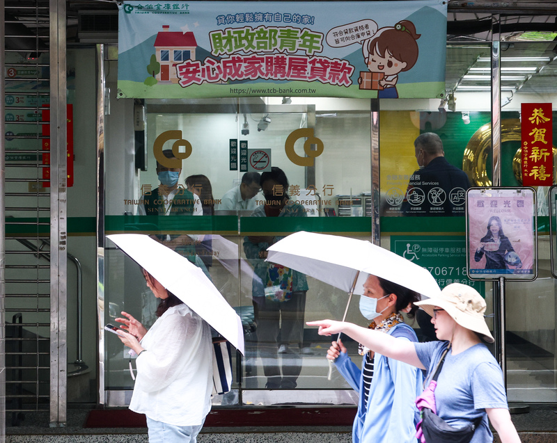 行政院會16日通過「青年安心成家購屋優惠貸款3.0方案」報告，自8月1日上路，為期6年，除了挺婚育外，另新增年齡、房價、排富門檻，利息補貼也將階段性退場，5年寬限期依然維持。圖為銀行門口懸掛「青年安心成家購屋優惠貸款」布條。