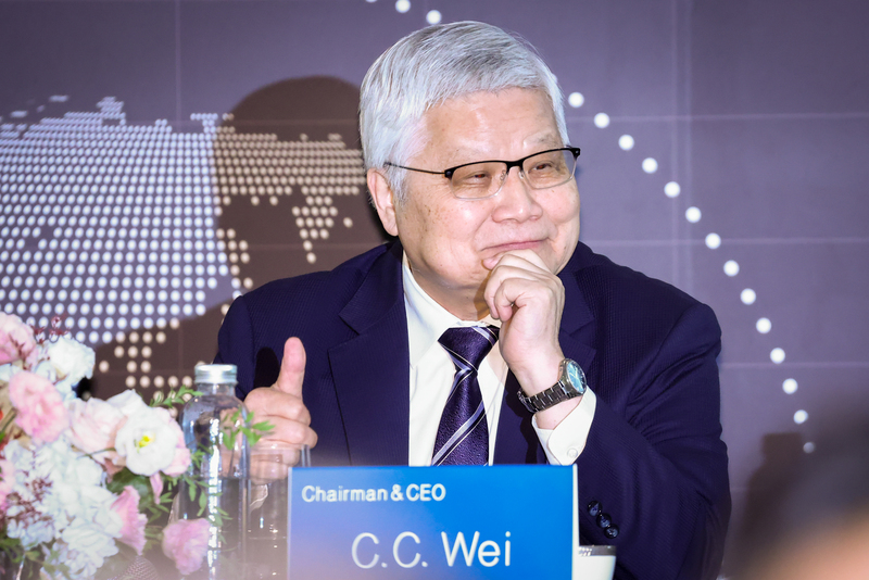 台積電16日召開法人說明會，董事長暨總裁魏哲家宣布，將在美國亞利桑那州加碼投資1000億美元，估計再建置4座晶圓廠，以及先進封裝廠。