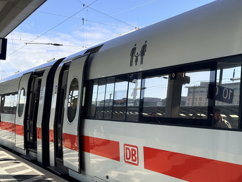 德國一列由敘爾特島開往柏林的ICE高速列車，日前因車上廁所衛生紙用罄，列車長臨時在漢堡貝格多夫站停車 ，跑到附近超市採購衛生紙後才繼續行駛。圖為德鐵ICE高速列車。