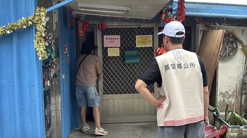 花蓮萬里溪堰塞湖紅色警戒16日下午發布，提醒民眾儘速撤離到安全地點，萬榮鄉公所人員前往清查保全戶有無確實撤離。
