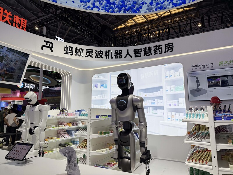 2026世界人工智能大會（WAIC）將於17日開幕，16日大會組委會安排媒體率先探館。圖為螞蟻集團的「螞蟻靈波機器人藥房」，是十大「鎮館之寶」之一，可於90秒內完成取藥流程。