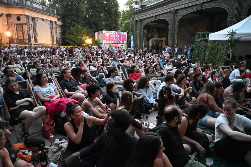台灣電影「左撇子女孩」16日晚間在布魯塞爾舉行露天放映會，現場人山人海、一位難求，有些人甚至只能站著欣賞。