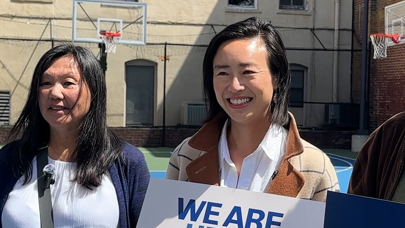 舊金山市議員陳詩敏（Connie Chan）角逐國會，獲得前聯邦眾議院議長裴洛西背書。圖為陳詩敏（右）7月1日參加集會活動。