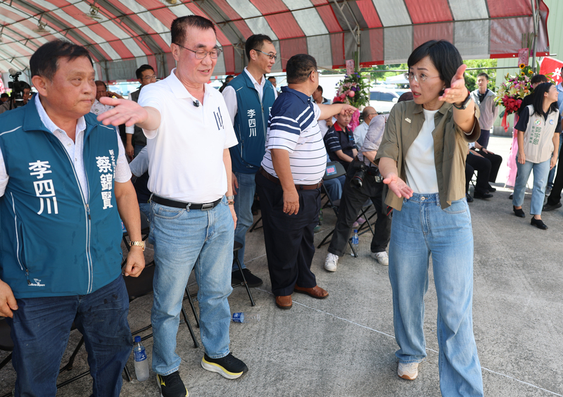 新北市淡水區漁會17日在八里下罟子漁港舉辦漁民節慶祝活動，國民黨新北市長參選人李四川（左2）、民進黨新北市長參選人蘇巧慧（前右）出席，兩人打招呼致意後，一同上台互動。