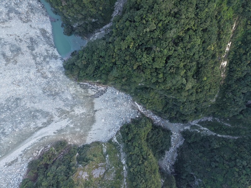 中央災害應變中心19日上午召開萬里溪堰塞湖情資研判會議暨工作會報。根據資料，19日上午7時30分蓄水量534.8萬噸，堰塞湖水位1087.2公尺，壩頂高程1087.5公尺，距離壩頂高程僅0.3公尺。資料照。（林保署提供）
