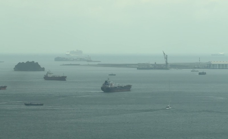 在荷莫茲海峽受衝擊之際，對全球貿易至關重要的馬六甲海峽受關注。圖為馬六甲海峽東南段延伸水域的新加坡海峽。