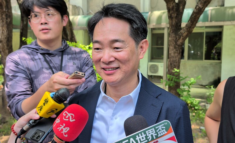 國防部先前預告「體位區分標準修正草案」，糖尿病等情形將改服替代役。內政部役政司長沈哲芳（前）17日接受媒體聯訪時表示，役男若有特殊需要，會針對狀況個別處理，在安全情況下訓練。