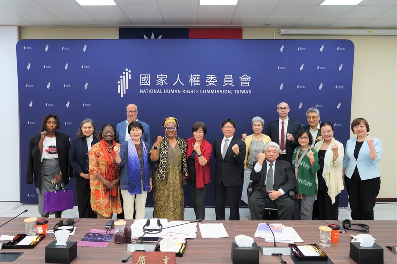 國家人權委員會18日透過新聞稿指出，人權會副主委紀惠容與委員王幼玲、王榮璋、田秋堇、葉大華等人17日邀請CEDAW國際審查委員到人權會拜訪，談話議題觸及人權會存續情形。
（人權會提供）