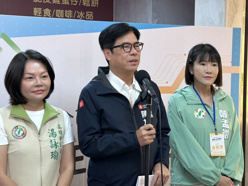 高雄市長陳其邁（中）18日上午出席高雄捷運高雄車站記者會，會前聯訪他針對問題油品提出回應，表示地方與中央應分工合作，而非將食安議題政治化。