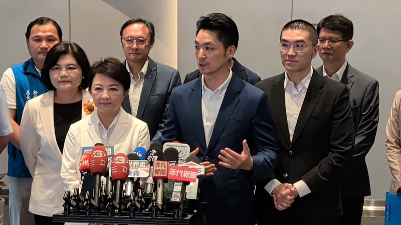台北市長蔣萬安（前右2）、雲林縣長張麗善（前左）、基隆市長謝國樑（前右）與台中市長盧秀燕（前左2）19日齊聚，針對中聯油品案指出，食安就是國安，現在正面臨國家危機當中，呼籲民眾25日「上凱道反毒油」。