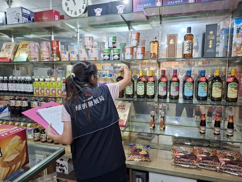 中聯油品案，台中市府19日持續公布第3批至第18批預防性下架產品全國第2層下游業者名單，台中市第3層以下受影響業者名單再新增8家，包括早餐店、商行等，要求停止使用及下架。（台中市府提供）