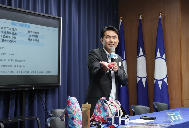 國民黨文傳會主委陳以信表示，黨中央目前主推的公投案以「重啟核電」為優先，至於不同的議題，將尊重黨團的意見。