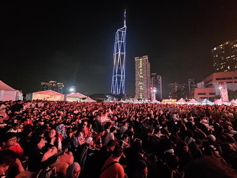 世界盃足球賽決賽，吉隆坡市中心設置多處大型戶外觀賽螢幕，隨著比賽攻防轉換，球迷情緒跟著起伏，不少球迷揮舞支持球隊旗幟，也拿起手機記錄決賽夜盛況。