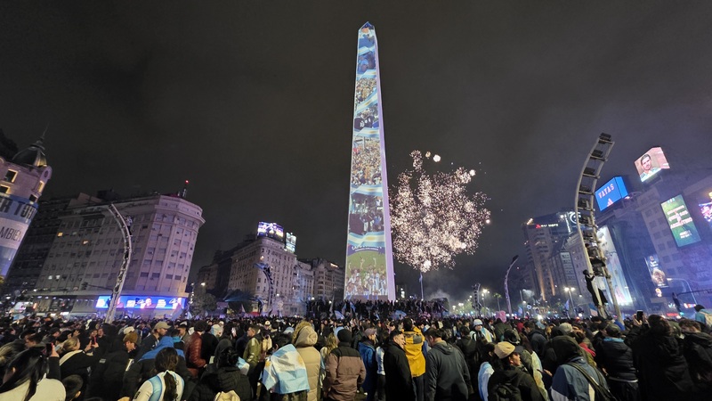 世界盃決賽落幕後，大批球迷仍湧向布宜諾斯艾利斯方尖碑（Obelisco），施放煙火、高唱隊歌。方尖碑外牆同步投影阿根廷代表隊與球迷一路走來的歷史畫面，感謝球員為國奮戰。