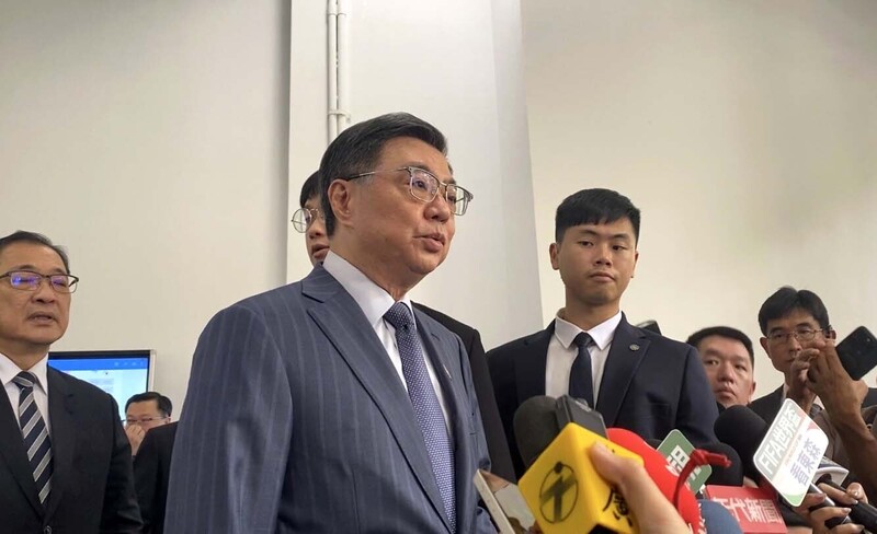 行政院長卓榮泰（前中）20日表示，食安法修法草案將於23日送行政院院會討論，包括強化源頭與製程管理、異常通報系統修正以及食品數位治理等，都在草案修正方向。