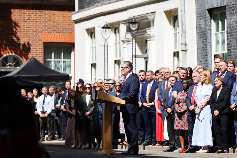 英國首相施凱爾20日在唐寧街發表卸任演說，他隨後前往白金漢宮晉見國王查爾斯三世，正式請辭首相。
（英國首相府提供）