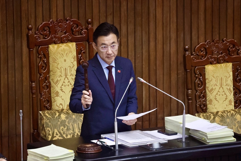 為遏止大規模盜採土石，嚴重破壞環境景觀危及公共安全，立法院會21日三讀修正土石採取法部分條文，副院長江啟臣在完成三讀程序後敲槌。