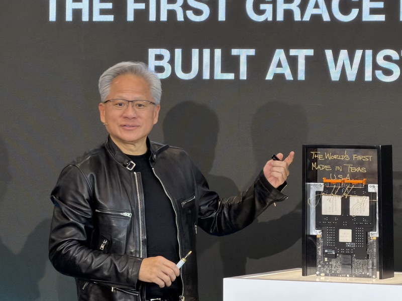 輝達(NVIDIA)執行長黃仁勳21日出席緯創德州達拉斯D1新廠開幕典禮，在該廠生產的全美第一片GB300
運算基板上簽名。