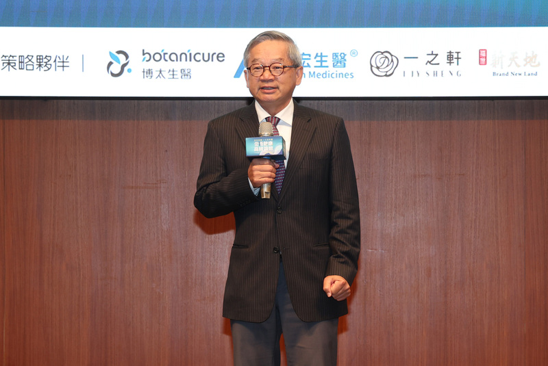 國科會主委吳誠文22日出席「2026恆健康高峰論壇」時表示，預計今年底達成全台醫學中心病歷互通，明年擴大至區域及地區醫院，未來也將推廣至診所端，讓民眾看診更便利。
