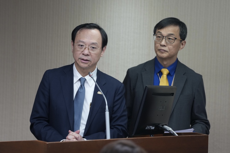衛福部長石崇良（左）22日在立法院表示，初步檢驗顯示1至3月油品未發現異常，針對外界質疑黃豆品質與製程，本週完成調查報告。右為食藥署長姜至剛。