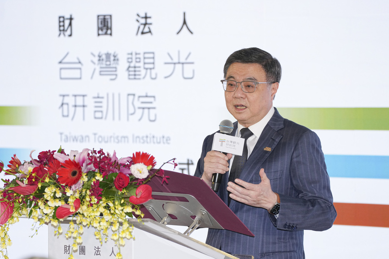行政院長卓榮泰22日出席財團法人台灣觀光研訓院揭牌儀式，致詞時表示研訓院將以「國家觀光智庫」為定位，串聯政府與民間、研究與實務，協助推動2030年觀光產值兆元目標。