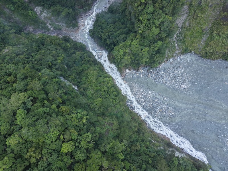 萬里溪堰塞湖維持穩定溢流，農業部有條件開放河道灌溉取水，但仍實施24小時紅色警戒管制。圖為22日下午空拍畫面。(林保署花蓮分署提供)