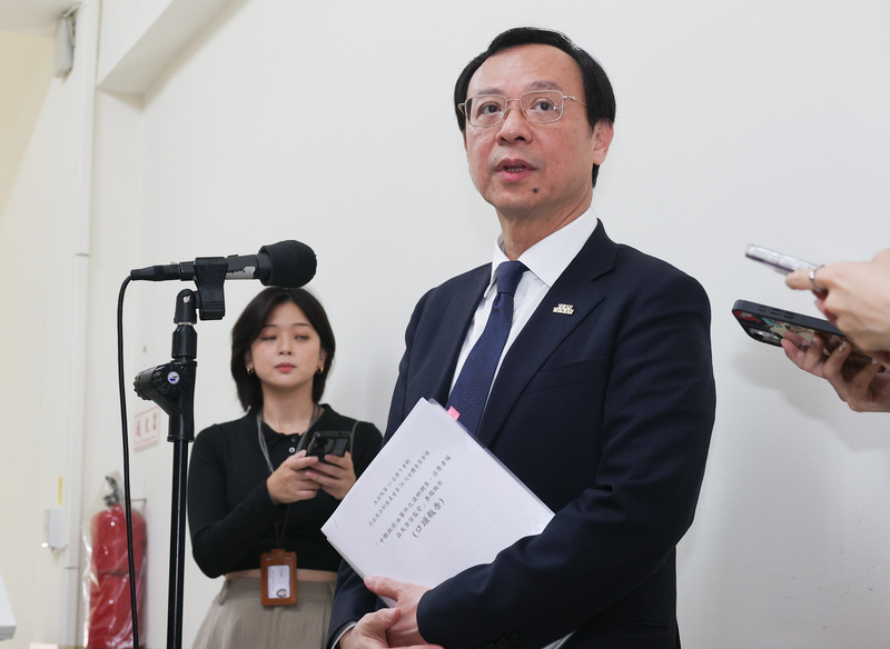 連淨公司生產的苦茶油疑苯駢芘超標，衛福部長石崇良23日在立法院受訪表示，問題苦茶油已先預防性下架，目前已知此案跟中聯問題油品案的原料完全不同，詳細情形持續調查中。