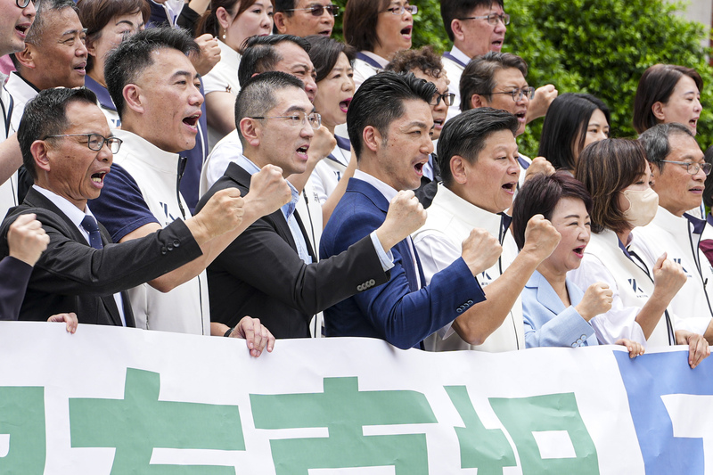 中聯油脂案延燒，台灣民眾黨立法院黨團總召陳清龍(前左起)、國民黨立委林沛祥、基隆市長謝國樑、
台北市長蔣萬安、國民黨立法院黨團總召傅崑萁、台中市長盧秀燕等人24日在立法院議場前廣場齊聲喊口號，呼籲民眾走上街頭要求真相。