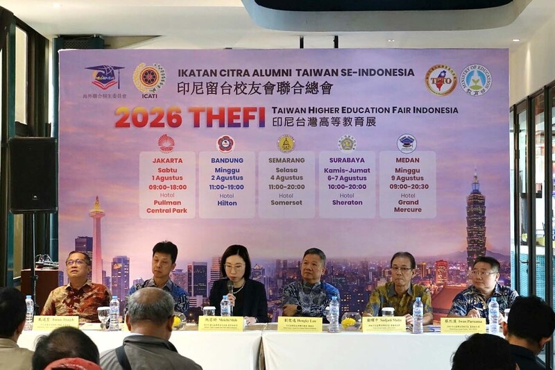 印尼留台校友會聯合總會24日在首都雅加達舉行2026年印尼台灣高等教育展記者會，將於8月巡迴5座城市舉行，共有65所台灣大專校院參展。