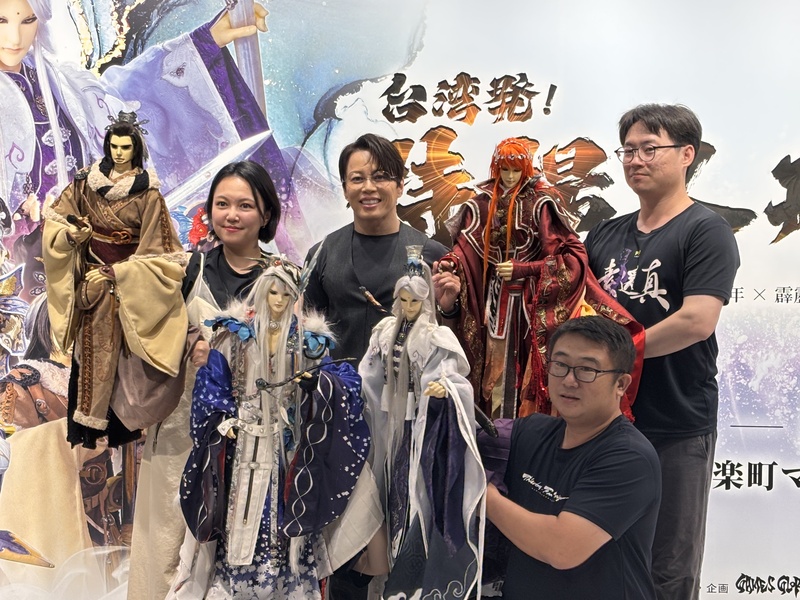 日台合作奇幻布袋戲「東離劍遊紀」迎來10週年紀念展，24日在東京舉行媒體預覽會。擔任系列主題曲演唱者、角色聲優及官方大使的日本歌手西川貴教（左2）親自出席，與霹靂國際多媒體品牌總監黃政嘉（左1）等人合影。