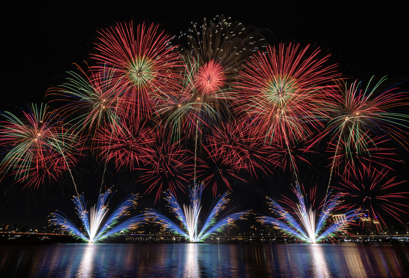2026大稻埕夏日節25日在延平河濱公園及大稻埕碼頭熱鬧開幕，晚間施放絢爛煙火點亮夜空，將活動氣氛推向最高潮。