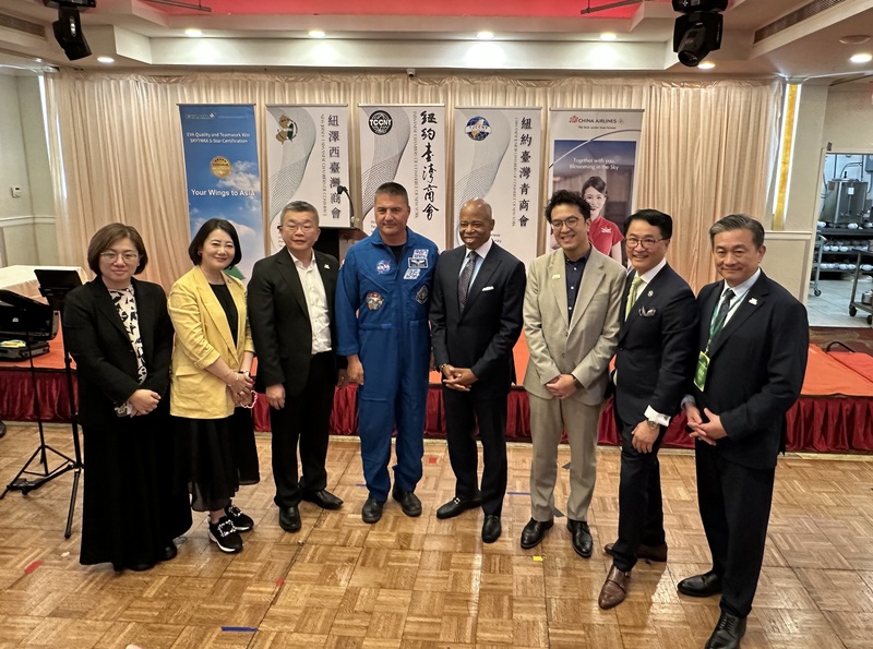 中華職棒大聯盟會長蔡其昌（左3）、美國國家航空暨太空總署太空人林琪兒（左4）、前紐約市長亞當斯（右4）及多位立委，25日在紐約大都會台灣日前僑宴合影。
