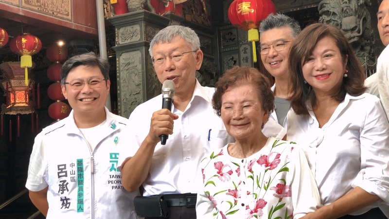 對於2028年藍白合作共推正副總統人選議題，民眾黨創黨主席柯文哲（左2）26日在基隆市慈雲寺受訪，面對記者追問時表示，說不定台灣民眾黨還有更強總統候選人。