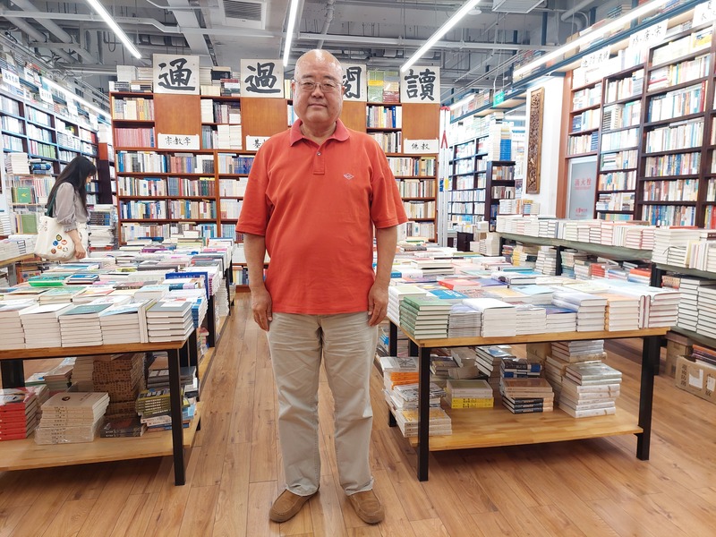萬聖書園創辦人劉蘇里在書店中。這家書店2023年底搬遷至現址，位於北京五道口購物中心內。