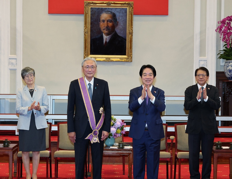 總統賴清德（右2）27日上午在總統府頒授「大綬景星勳章」給日本台灣友好議員聯盟會長古屋圭司（左2），以表彰及感謝古屋圭司對台灣的長期支持與誠摯友誼。