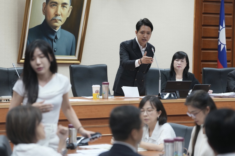 立法院教育及文化委員會27日在國民黨立委挾人數優勢表決下，退回校事會議相關修法，民進黨立委吳沛憶（左）等人退席表達抗議，質疑國民黨召委羅廷瑋（後右2）程序粗糙。