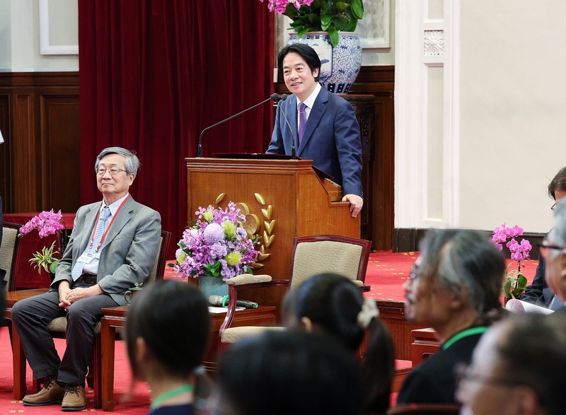 總統賴清德（後中）27日在總統府接見中華民國第66屆中小學科學展覽會第一名作品師生，賴總統說，他從學生作品看到滿滿創意、細緻觀察力，以及全心全力的付出，每一位獲獎都是實至名歸。