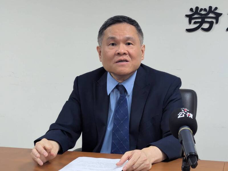 勞動部27日召開最低工資審議會暨諮詢會聯席會議，政務次長李健鴻出席會後記者會，說明討論事項。