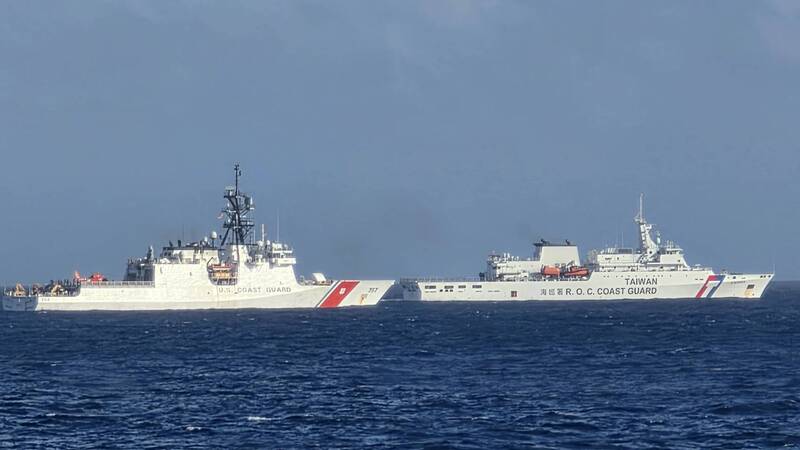 AIT公布台美協調海事目標　海巡署：關係緊密
美國在台協會（AIT）28日公布美國海岸防衛隊與台灣海巡署海上編隊航行畫面，海巡署對此表示，台美夥伴關係緊密，雙方在台海及西太平洋海域的廣泛合作，提升印太地區海上執法與應變能量，並確保台海及印太區域和平穩定。（海巡署提供）
中央社記者張已(??兼)傳真　115年7月28日