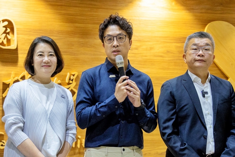 台北市長蔣萬安日前就中聯油案提出倒閣議題。民進黨台北市長參選人沈伯洋（中）29日表示，對於全國性的議題不斷地做政治操作，對於市政的議題不聞不問，相信台北市民不能接受。
