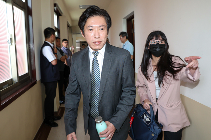 行政院秘書長張惇涵（中）29日在立法院列席朝野黨團協商。