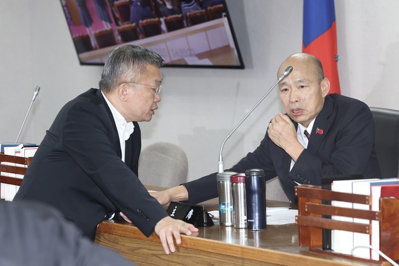 立法院長韓國瑜（右）29日在立法院召集朝野黨團協商，繼續研商「第7屆監察院人事同意權」及「115年度中央政府總預算案」。圖為韓國瑜與民進黨立法院黨團總召蔡其昌（左）交換意見。