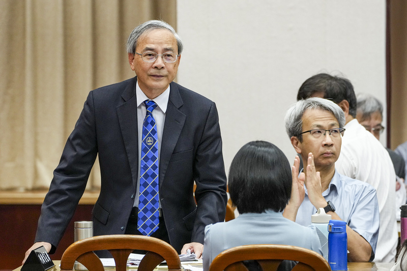 立法院財政委員會30日召開「面對K型經濟 如何引導成果分配」公聽會，財政部次長阮清華(左)列席。
