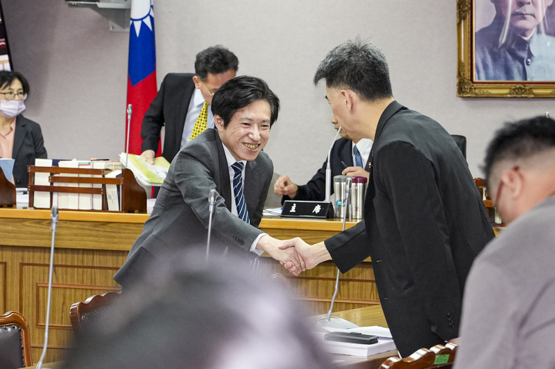 CD
立院朝野協商　張惇涵與林沛祥握手致意
立法院30日繼續進行中央政府總預算案朝野協商，行
政院祕書長張惇涵（左）在會議開始前，與國民黨立
法院黨團書記長林沛祥（右）握手致意。
中央社記者鄭清元攝　115年7月30日