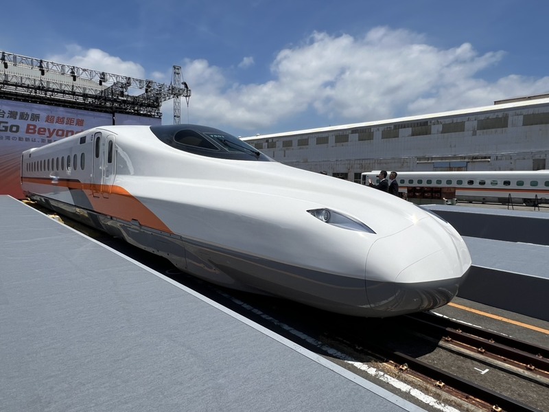 台灣高鐵採購12組新世代列車N700ST，首組新車30日出廠，外觀設計延續700T橘黑配色的強烈對比，針對車體曲線進行細緻調整，車頭以明亮白色為主體，橘、黑雙色曲線自車頭交會後，平行延伸至車身側
面。(中央社)