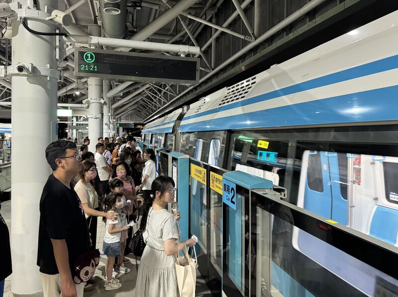 新北捷運公司30日表示，三鶯線通車首月累計運量突破90萬人次，8月起試營運時間將延長為每天上午8時至晚間10時。（新北捷運公司提供）