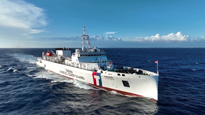 台灣首艘海巡高緯度遠洋巡護船「西拉雅號」28日完成海上公試，預計10月底完工驗收，未來將投入海域執法、漁業巡護、海上救生救難及應處灰色地帶侵擾任務。（海洋委員會海巡署艦隊分署提供）